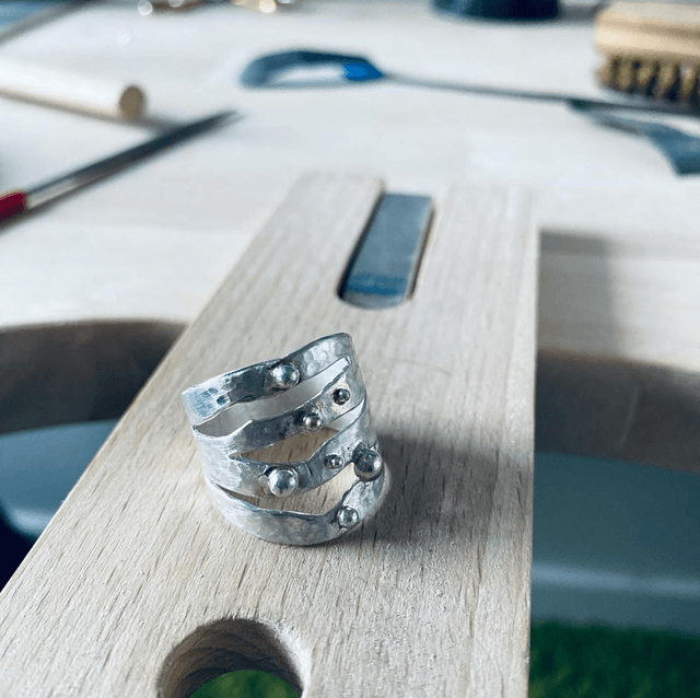 Bague ondulations sur le sable