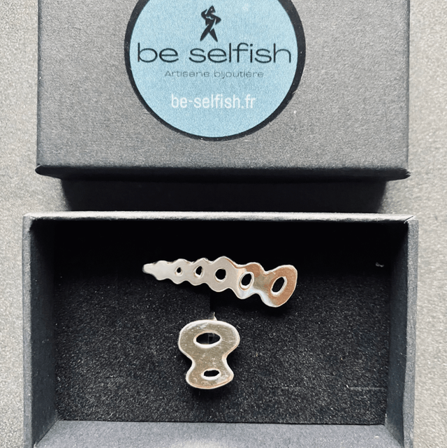 Bijou d’oreille Ondulation et bouton, asymetrique