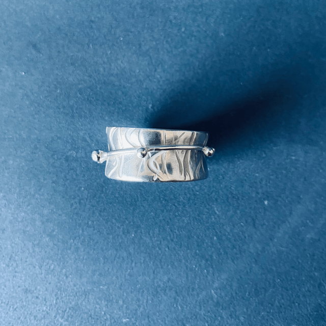 Bague Au milieu coulent vagues et perles d’eau