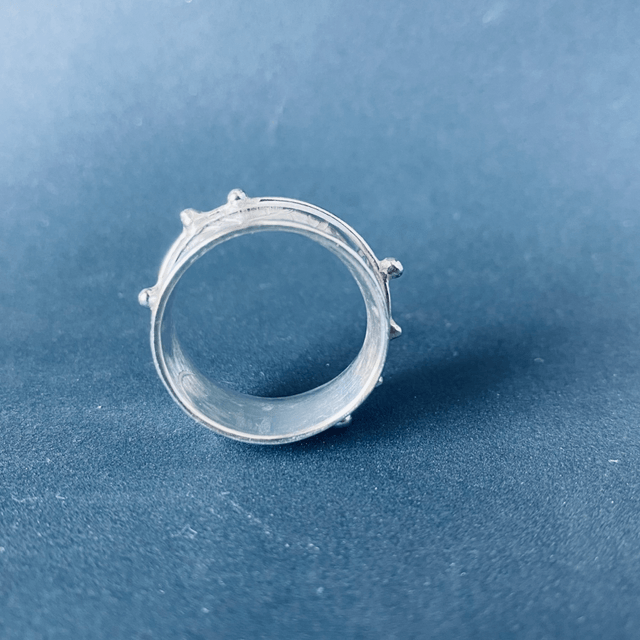 Bague Au milieu coulent vagues et perles d’eau
