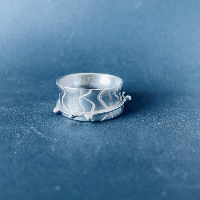 Bague Au milieu coulent vagues et perles d’eau