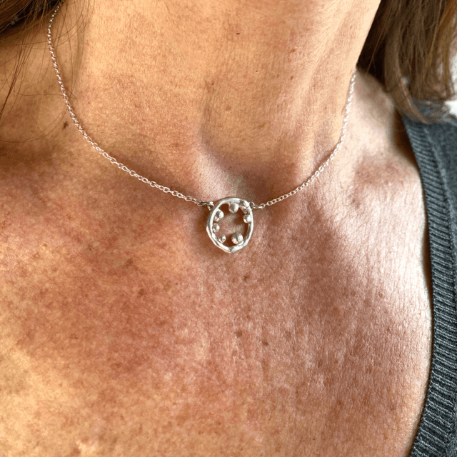 Collier tour de cou cercle et gouttes