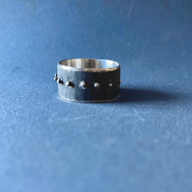 Anneau noir brut et gouttes
