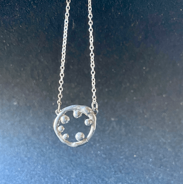Collier tour de cou cercle et gouttes