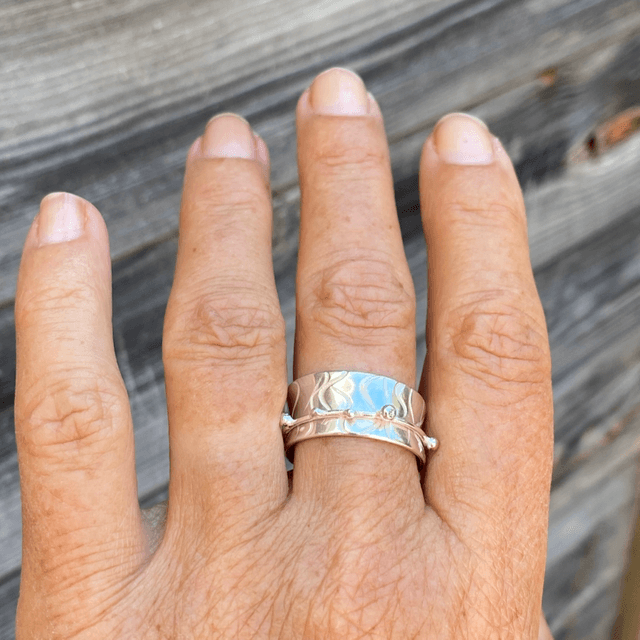 Bague Au milieu coulent vagues et perles d’eau