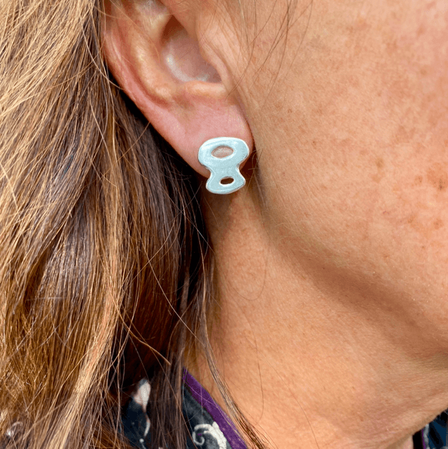 Bijou d’oreille Ondulation et bouton, asymetrique