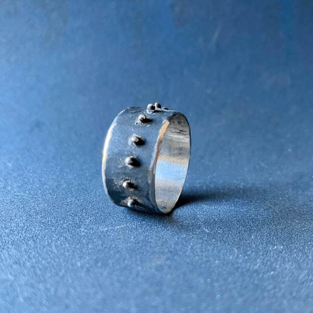 Anneau noir brut et gouttes