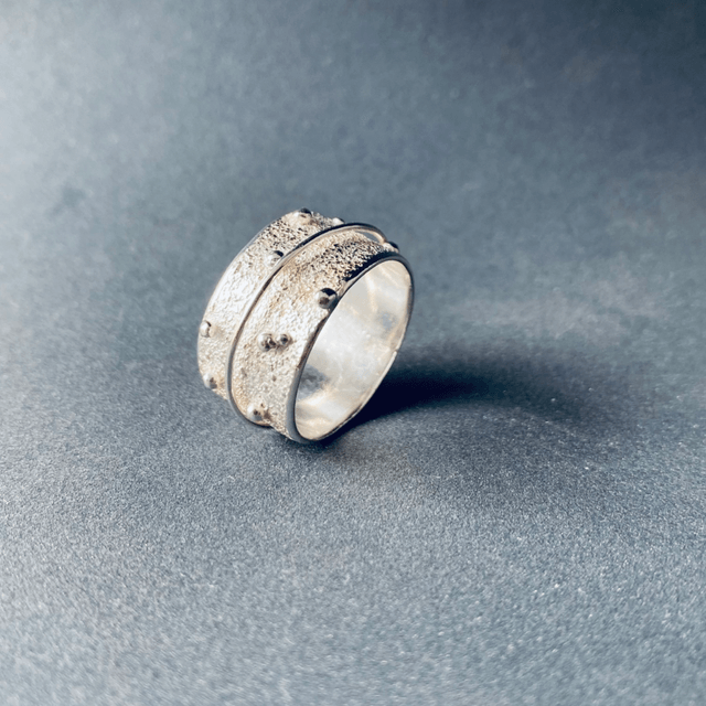 Bague au milieu des roches coule la rivière