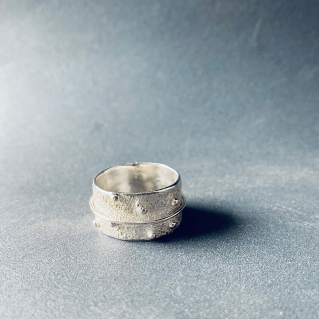 Bague au milieu des roches coule la rivière