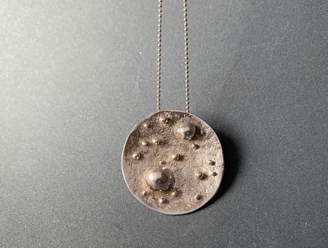 Pendentif plateau corail et goutte