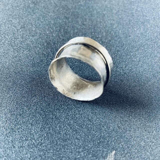 Bague Au milieu coule la rivière 