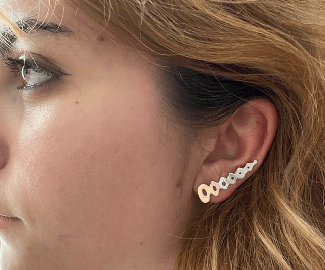 Bijou d’oreille Ondulation et bouton, asymetrique