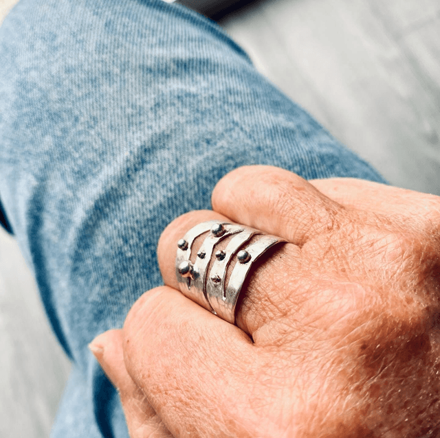 Bague ondulations sur le sable