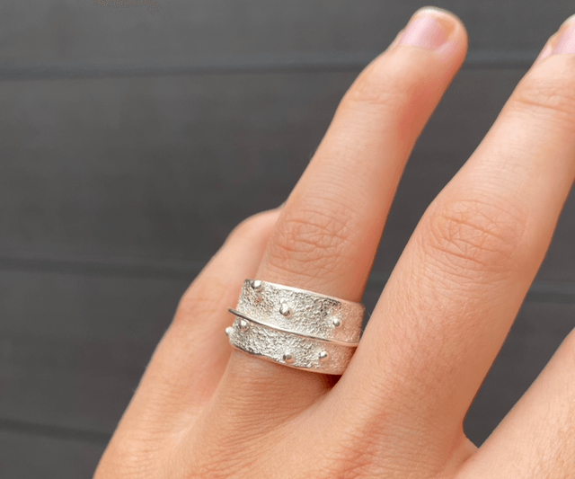 Bague au milieu des roches coule la rivière