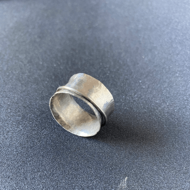 Bague Au milieu coule la rivière 
