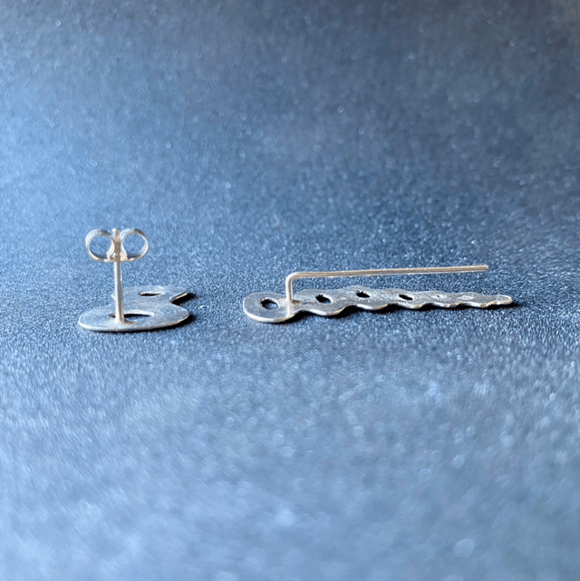 Bijou d’oreille Ondulation et bouton, asymetrique