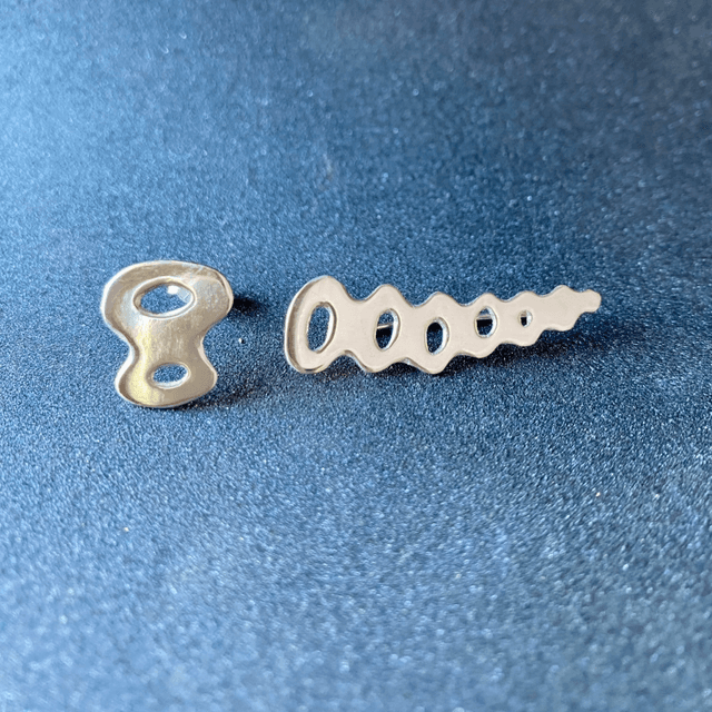 Bijou d’oreille Ondulation et bouton, asymetrique