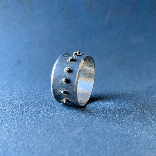 Anneau noir brut et gouttes