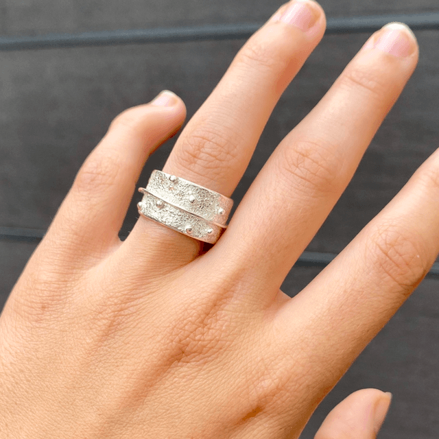 Bague au milieu des roches coule la rivière
